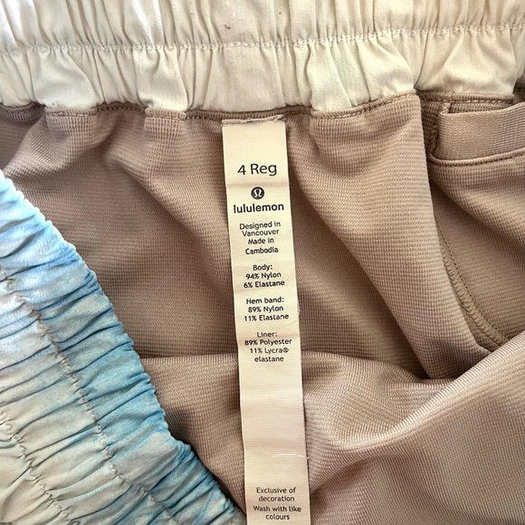 Lululemon Hotty Hot Blue and White Tie-dye Short II *2.5", Sz 4 reg - Picture 2 of 11